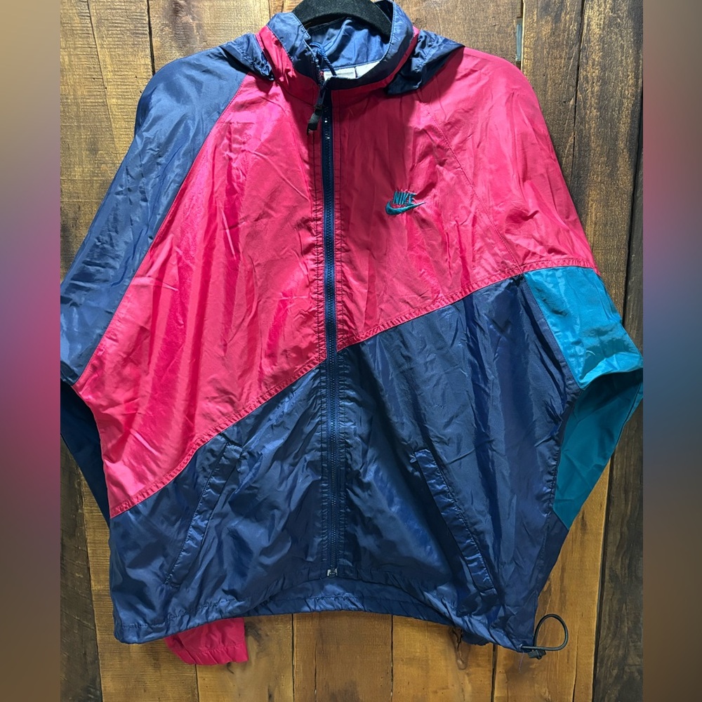 Vintage Nike Windbreaker. Good condition, size tag is worn out see measurements